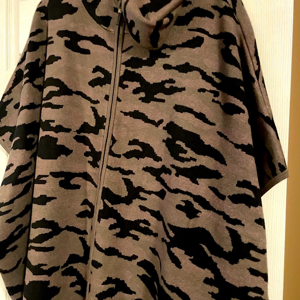 Beautiful NEW Tahari zip up poncho style sweater